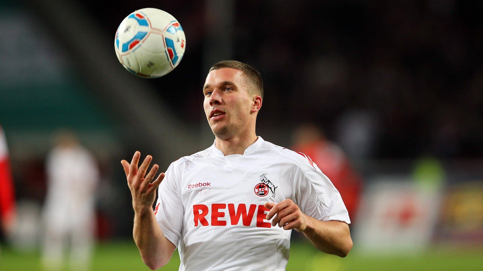 爱游戏娱乐网址-詹姆斯带伤坚持比赛展现职业精神，詹姆斯受伤了